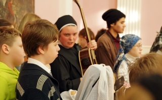 Kolędowanie dzieci z naszej parafii u sióstr józefitek u księdza Arcybiskupa