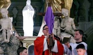 Wielki_Piatek_2016_17